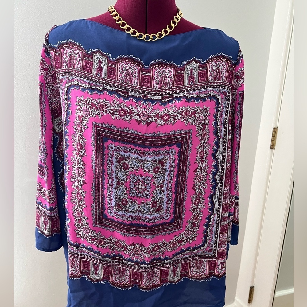 Women’s Adrianna Papell top. Size Large.
